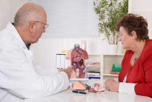 Seniorin beim Arzt für innere Medizin